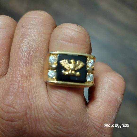 Mens gold tone ring with Eagle & 4 clear stones - Picture 6 of 7